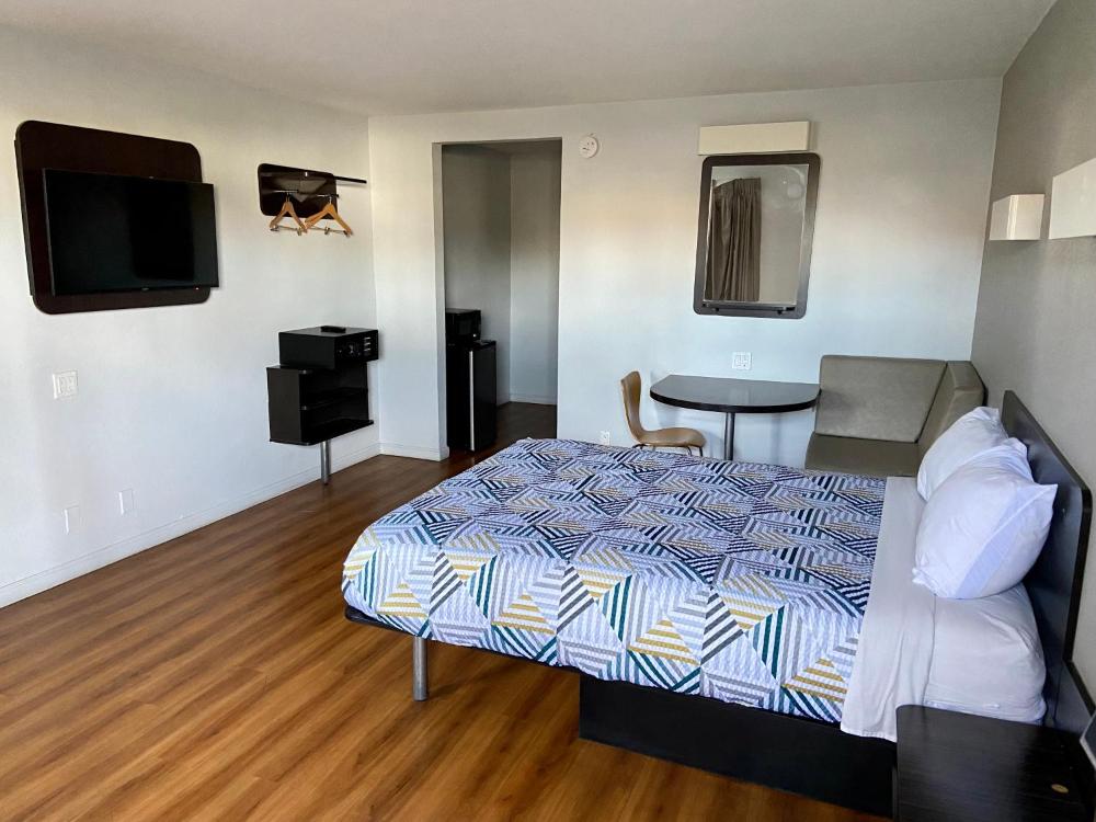 Deluxe Queen Room - Non-Smoking interior