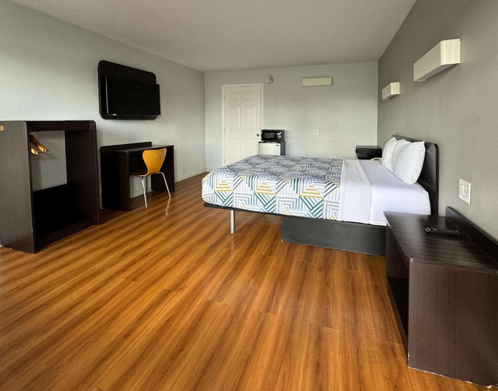 Queen Room - Disability Access - Non-Smoking interior
